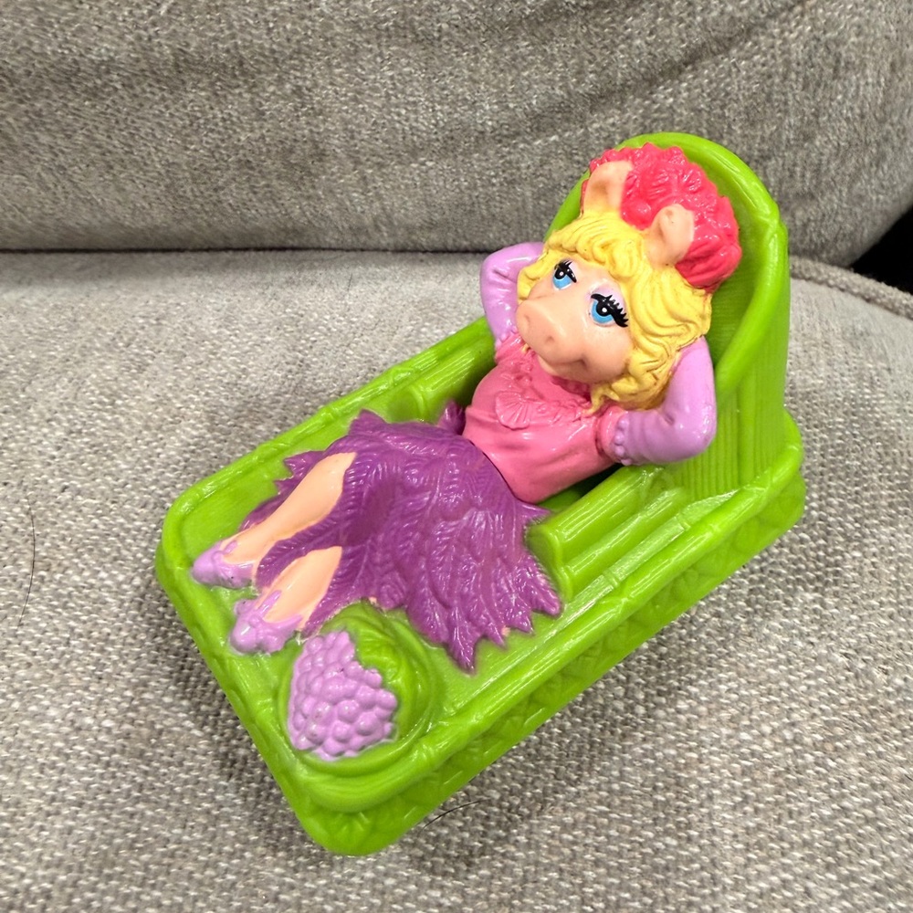 Vintage Miss Piggy Muppets Figure Lounging‎ Chair Toy 1995 Henson